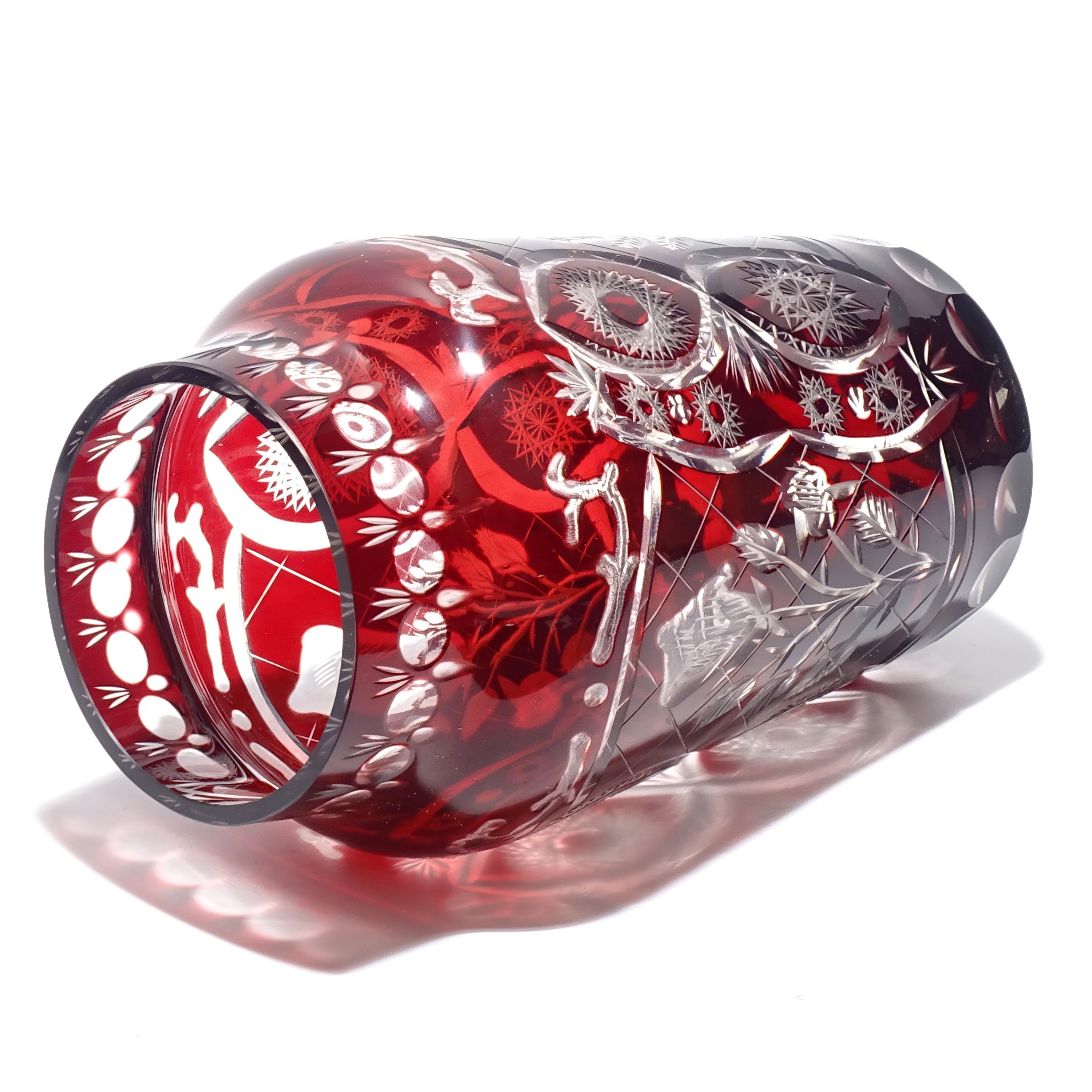 Böhmische Rote Kristallvase, Handgeschliffenes Vintage-Glas Dekoratives Herzstück, Elegante Wohnkultur Oder Sammler-Anzeigestück